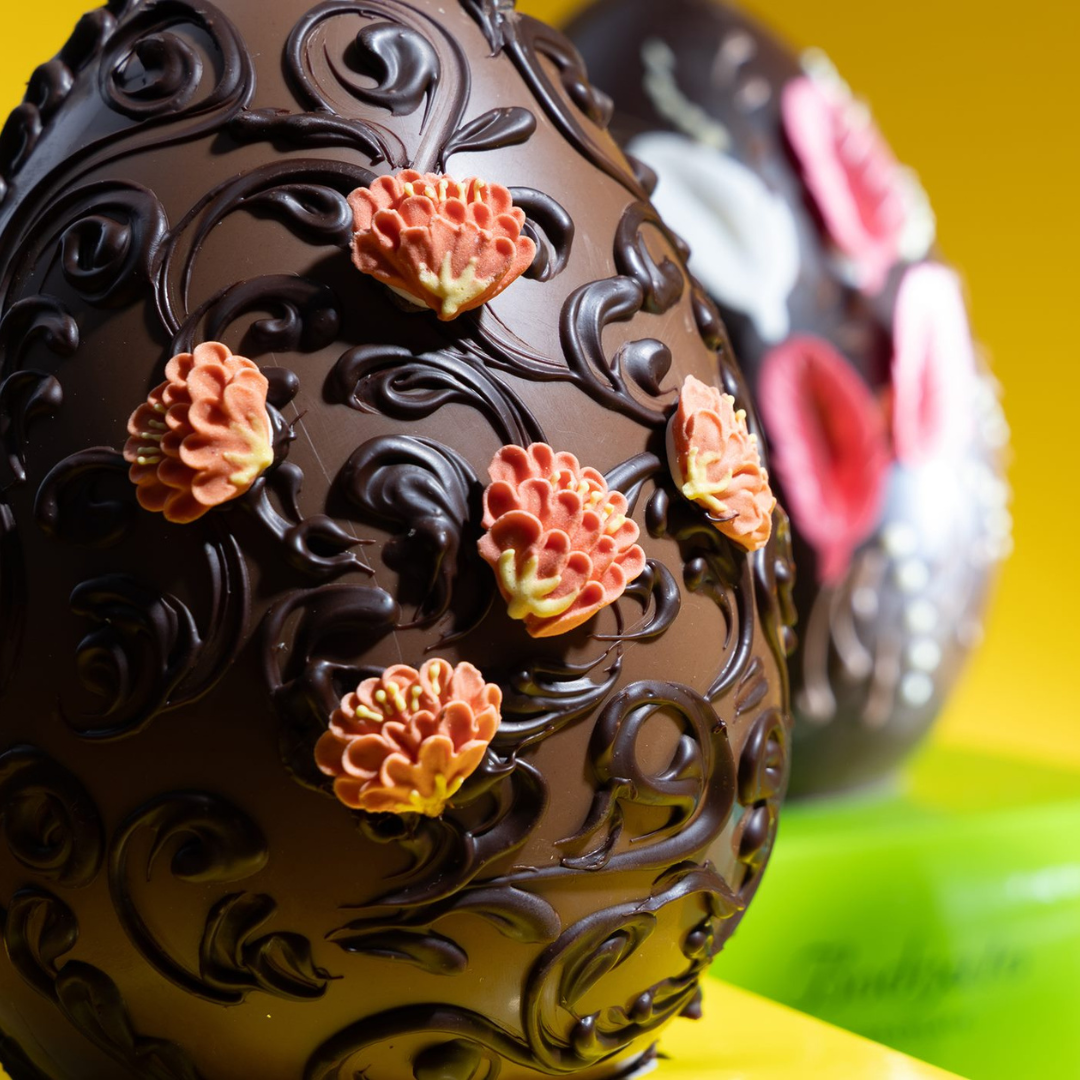 Uovo al Latte con intrecci fondenti e fiori in pasta di zucchero "Bodrato" 280g
