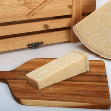 Load image into Gallery viewer, Parmigiano Reggiano DOP aged over 36 months, thinly cut
