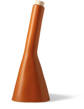 Cargar imagen en el visor de la galería, Oliera Design Musa in Ceramica Umbra realizzata a Mano con tappo dosatore “Guinigi Home” 500ml / cm ø 12x30h
