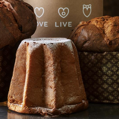 Low Artisan Panettone 72 Stunden Verarbeitung mit Waldbeeren, umhüllt von handverpackter weißer „Satri“-Schokolade 1 kg