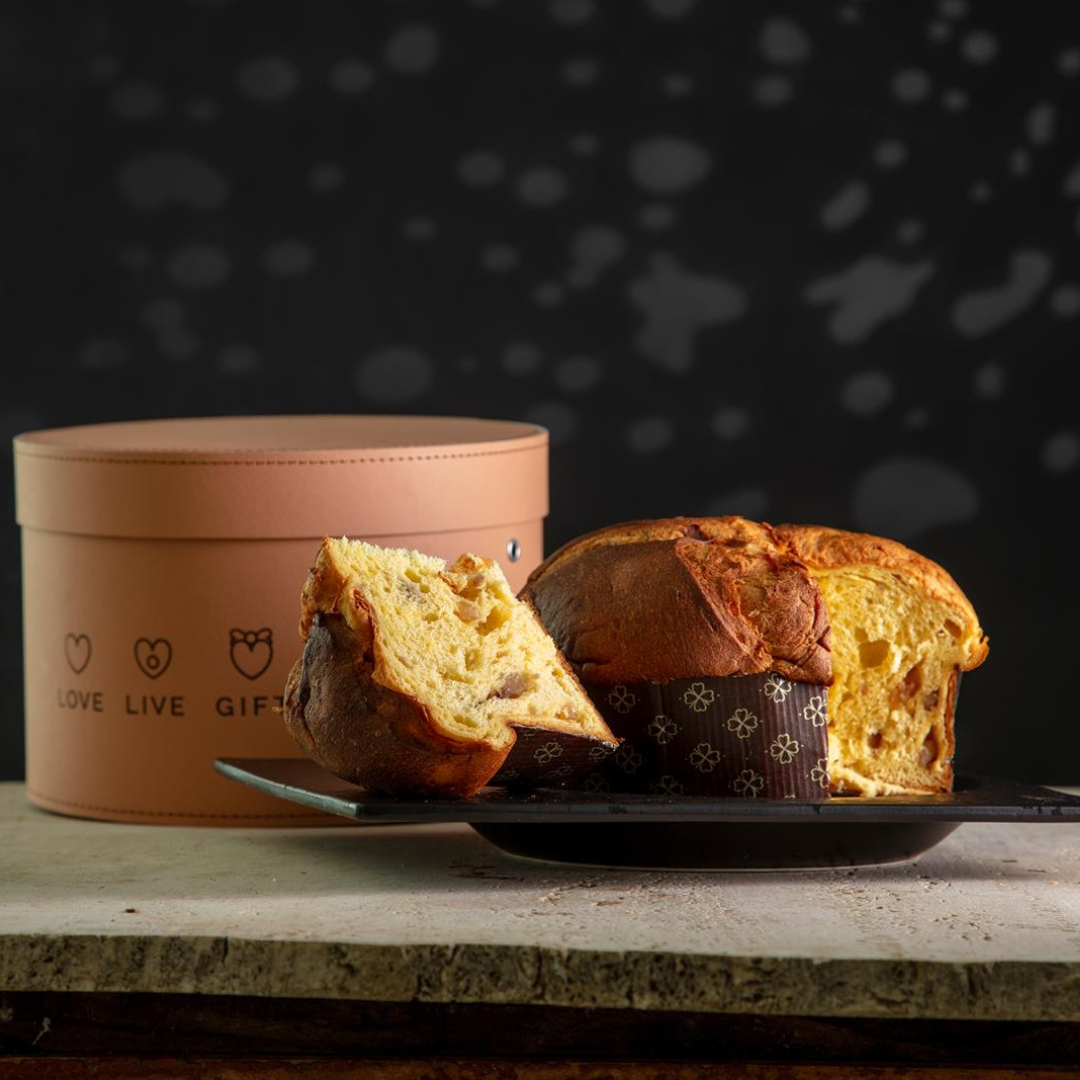 Handwerklicher Panettone 72 Stunden Verarbeitung mit Aprikosen-Pellecchiella del Vesuvio „Satri“ 1 kg in orange-ockerfarbener Hutschale