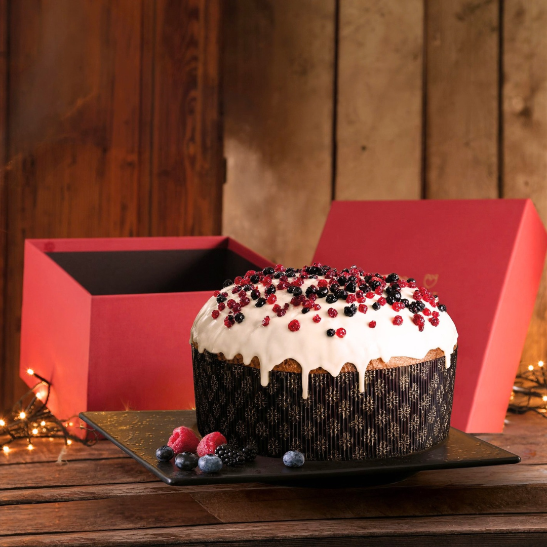 Handwerklicher Panettone mit Beeren und weißer Schokolade 72 Stunden Verarbeitung „Satri“ 1 kg in einer Schachtel