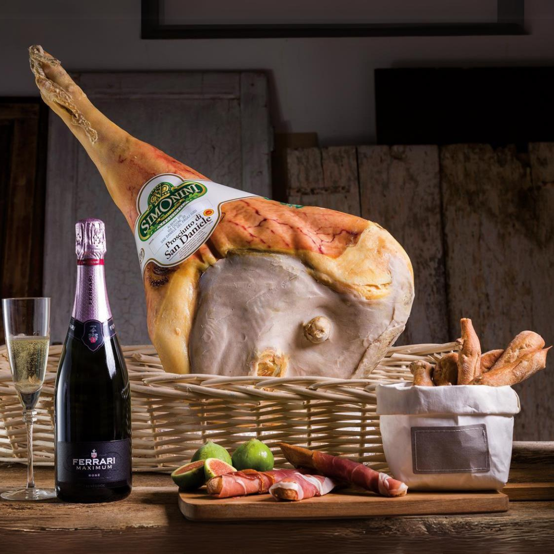 Cesto di Natale "San Daniele" - Prosciutto San Daniele DOP e Trento DOC Maximum Rosé “Ferrari”