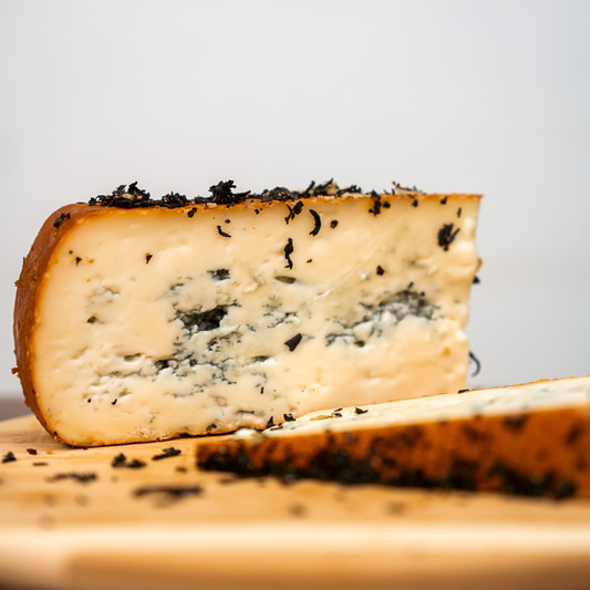 Formaggio "Nero Fumé" erborinato affinato al Tè nero e Miele di Castagno Moro Premio "miglior formaggio al mondo" 2023 180g