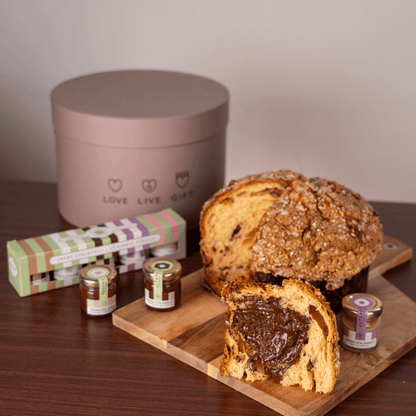 Artisan Panettone 72 Stunden Verarbeitung mit Apfel, Zimt und weißer Schokolade „Satri“ 1 kg in Sirio Cashmere Hutschachtel