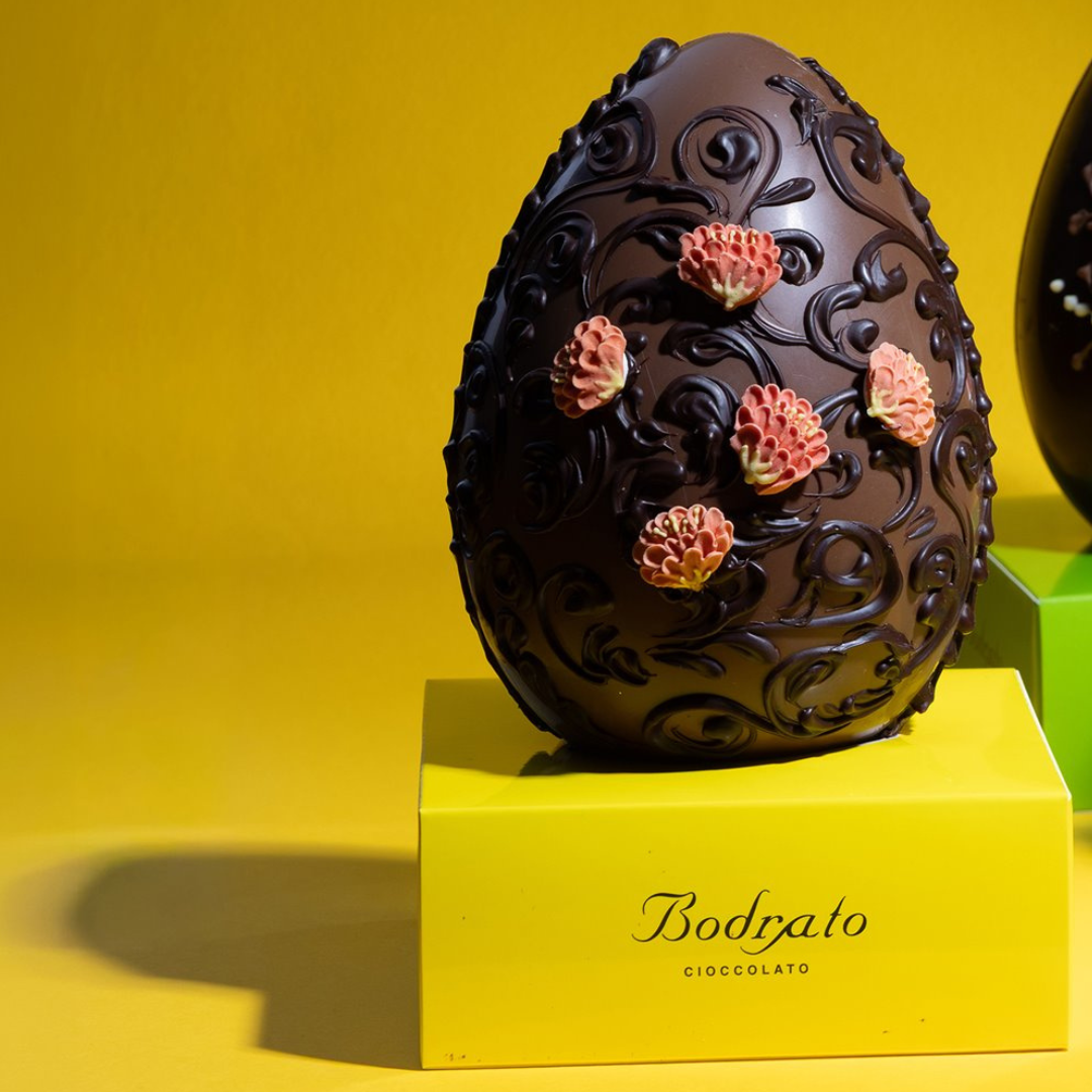 Uovo al Latte con intrecci fondenti e fiori in pasta di zucchero "Bodrato" 280g