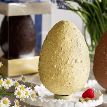 Uovo di Cioccolato Bianco con copertura “Rocher” al pistacchio, lampone e meringa "La Perla" 220g