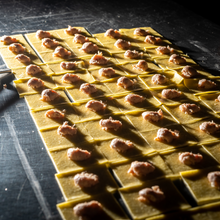 Carica l&#39;immagine nel visualizzatore di Gallery, Tortellini artigianali alla carne con sfoglia a km0 &quot;Il Pastarolo&quot; 500g
