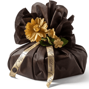 Colomba mit Schokoladentropfen und handgefertigter Haselnussglasur „Mafucci“. Braune Verpackung und Blumendekoration