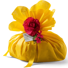 Laden Sie das Bild in den Galerie-Viewer, Blaubeeren und Zitrusfrucht-Colomba, überzogen mit handwerklich hergestellter Zartbitterschokolade „Mafucci“, gelber Verpackung und Blumendekoration
