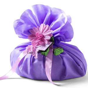 Colomba-Blaubeeren und Zitrusfrüchte, überzogen mit „Mafucci“-Verpackung und floraler Dekoration in handwerklicher Zartbitterschokoladen-Flieder-Verpackung