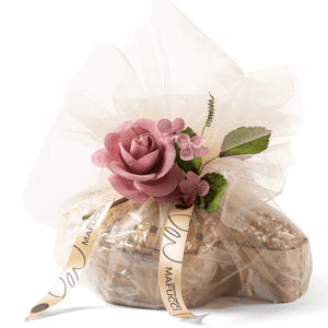 Colomba mit Schokoladentropfen und handgefertigter Haselnussglasur „Mafucci“, handverpackt mit Seiltüll und Blumendekoration