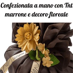 Colomba mit Schokoladentropfen und handgefertigter Haselnussglasur „Mafucci“. Braune Verpackung und Blumendekoration