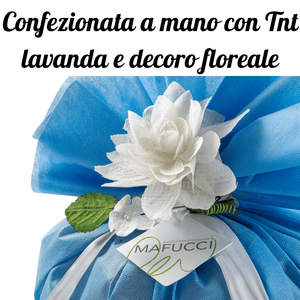 Colomba mit Schokoladentropfen und „Mafucci“-Haselnussglasur, Lavendelpaket und Blumendekoration