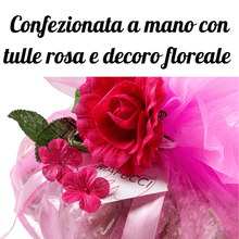 Laden Sie das Bild in den Galerie-Viewer, Klassische Colomba „Mafucci“, handverpackt mit rosa Tüll und Blumendekoration, mit handwerklicher Verarbeitung und Mutterhefe
