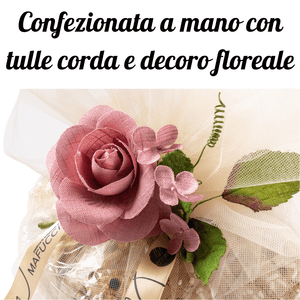 Colomba mit Schokoladentropfen und handgefertigter Haselnussglasur „Mafucci“, handverpackt mit Seiltüll und Blumendekoration